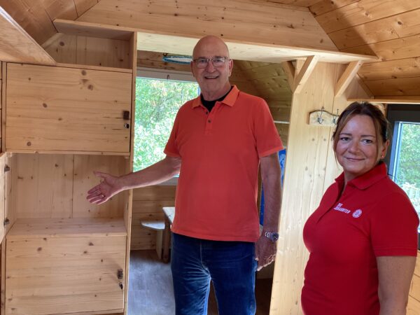 Kraillings Bürgermeister Rudolph Hauxmit der Sachgebietsleiterin Kindertagesstätten der Johanniter Barbara Ottmann